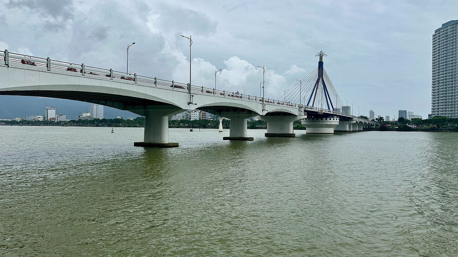 Cầu sông Hàn và bờ sông thành phố Đà Nẵng