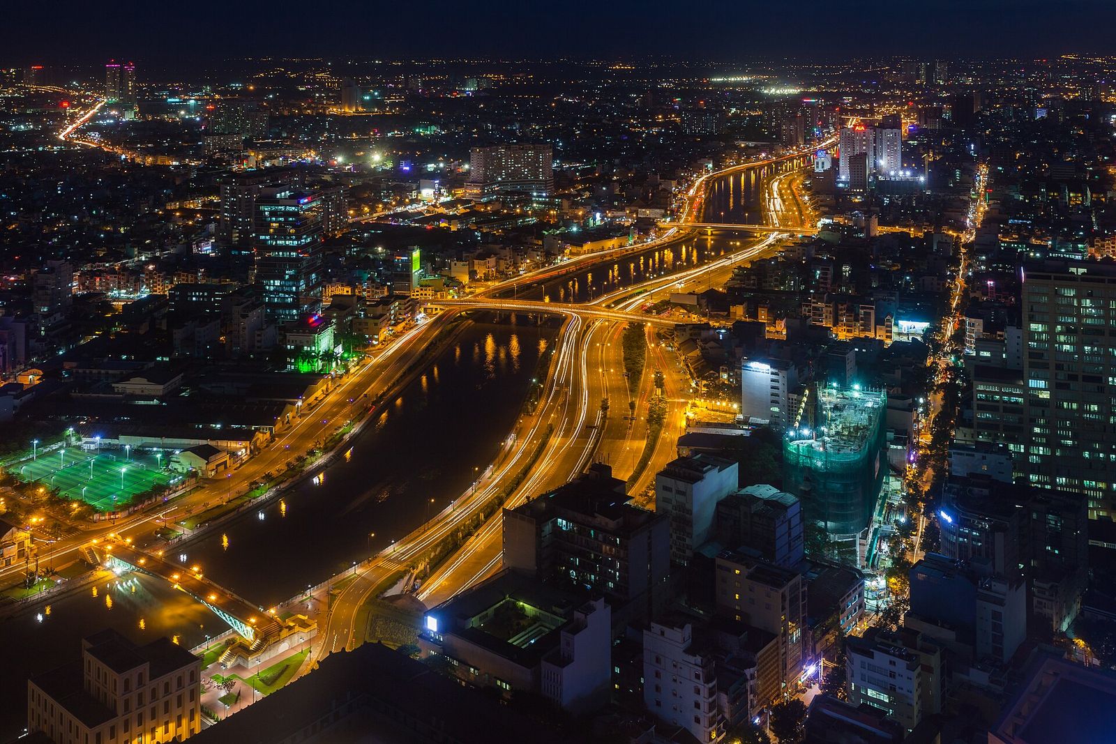Trung tâm TP. Hồ Chí Minh nhìn từ trên cao vào buổi tối
